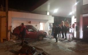 Kontrolden çıkan otomobil benzin istasyonuna daldı: 2 yaralı