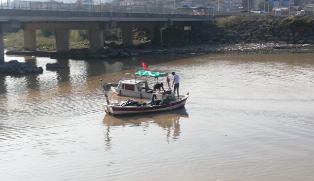 Zonguldak'da 10 balıkçı teknesi çayda mahsur kaldı