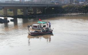 Zonguldak'da 10 balıkçı teknesi çayda mahsur kaldı