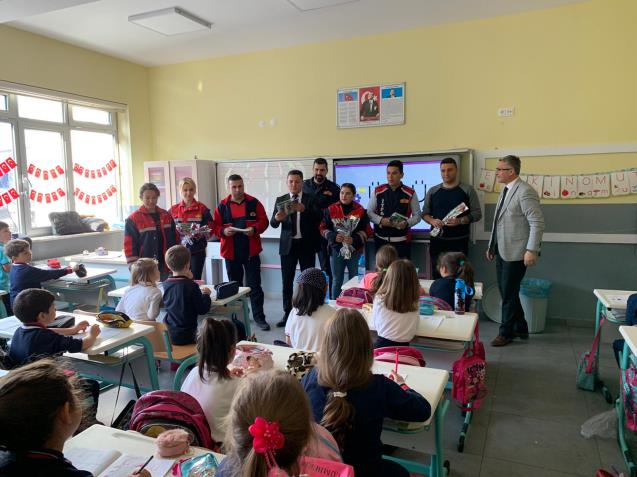 İTFAİYECİLERDEN ÖĞRETMENLERE SÜRPRİZ