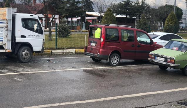 Işıklarda duramayan kamyonet 2 araca çarptı: 3 yaralı