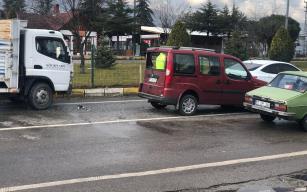 Işıklarda duramayan kamyonet 2 araca çarptı: 3 yaralı
