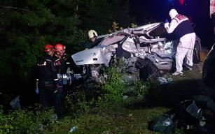 Otomobilde sıkışan cesetler 1 saatte çıkarıldı