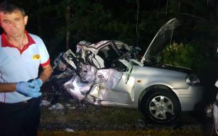 Otomobil tomruk yüklü kamyonla çarpıştı: 2 ölü, 2 yaralı