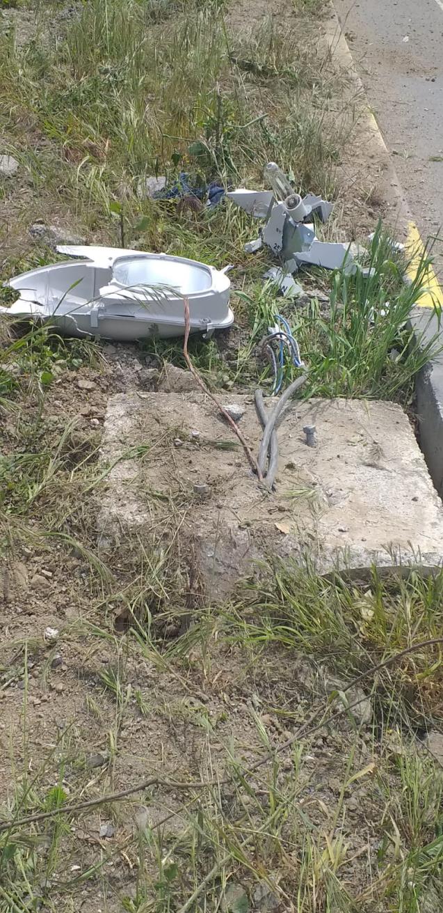 TIR’ın açılan kapağından çevreye saçılan saclar