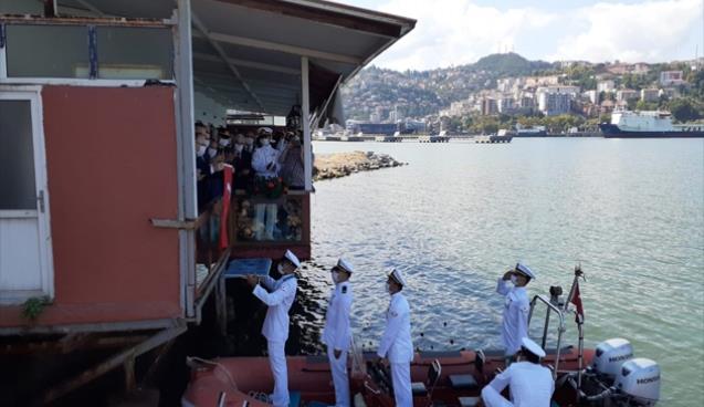 Ulu Önder Atatürk'ün ayak bastığı yere çelenk bırakıldı