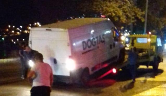 Minibüs arıza yaptı, mazotu yola aktı