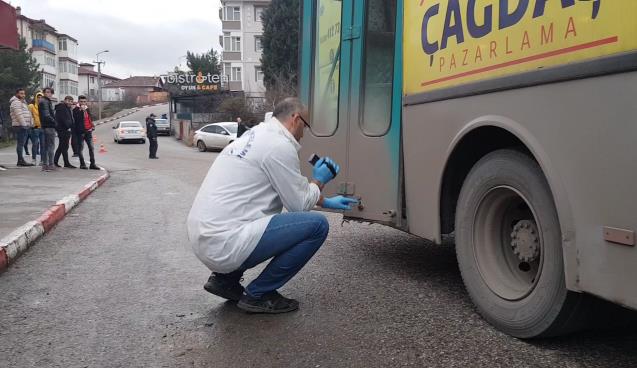 Seyir halindeyken halk otobüsünün kırılan kapısından düştü