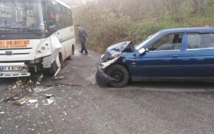 Minibüs ile otomobil çarpıştı…