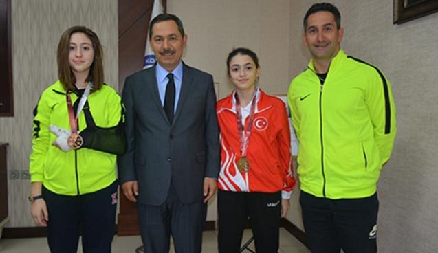 Eskrim Şampiyonlarından Başkan Uysal’ a ziyaret!..