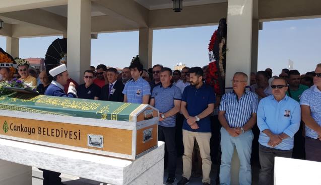 Gözyaşları içinde toprağa verildi.