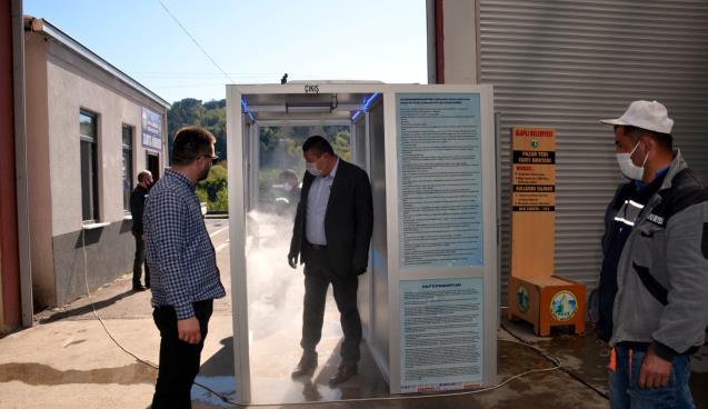 KAPALI PAZAR YERİNE DEZENFEKSİYON TÜNELİ YERLEŞTİRDİ