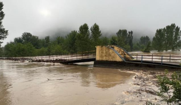 Asma köprü sele dayanamadı....