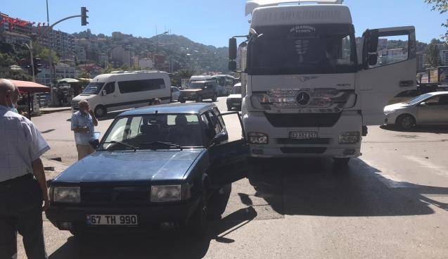 Tır az kalsın otomobili biçiyordu...  