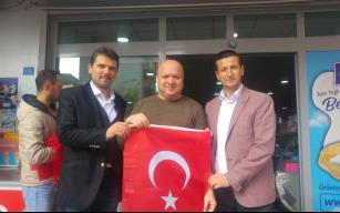 Esnaflara bayrak dağıtıldı