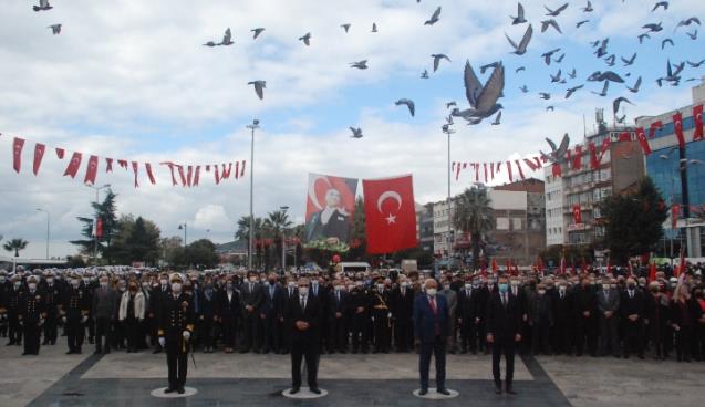 Protokol Atatürk'ün huzurunda.