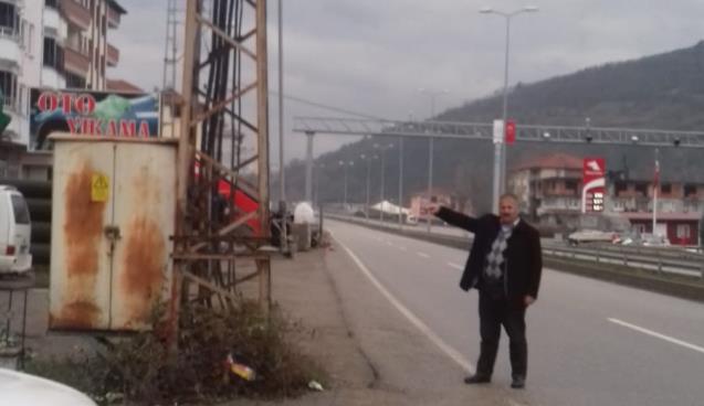 Yola yakın kurulan trafo kazaya davetiye çıkartıyor