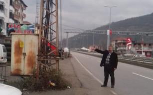 Yola yakın kurulan trafo kazaya davetiye çıkartıyor