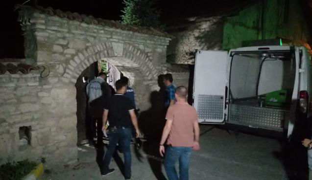 Tarihi bina içerisinde ipe asılı halde bulundu