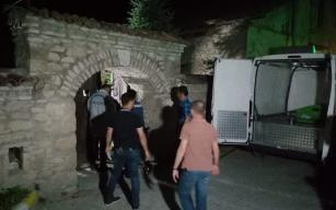 Tarihi bina içerisinde ipe asılı halde bulundu