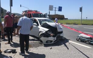 Otomobiller kavşakta çarpıştı