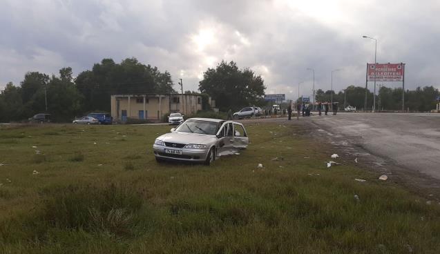 İki araç kavşakta çarpıştı: yaralılar var