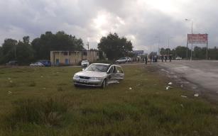 İki araç kavşakta çarpıştı: yaralılar var