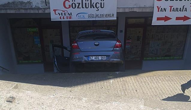  KONTROLDEN ÇIKAN ARAÇ;GÖZLÜKÇÜ DÜKKANINA GİRDİ  