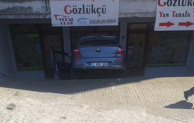 KONTROLDEN ÇIKAN ARAÇ;GÖZLÜKÇÜ DÜKKANINA GİRDİ