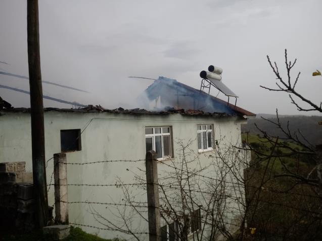 Çatı tamamen yandı.