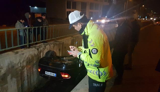 Alkollü sürücünün kullandığı otomobil su kanalına devrildi