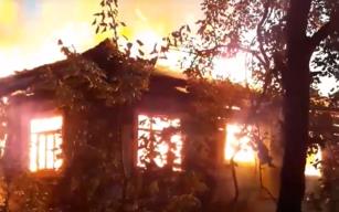 2 katlı ahşap ev yangında küle döndü 