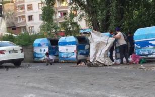  Çöpten topladıkları yiyecekleri sokak hayvanlarına verdi