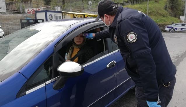 Kent girişinde ateş ölçerli korona virüs tedbiri