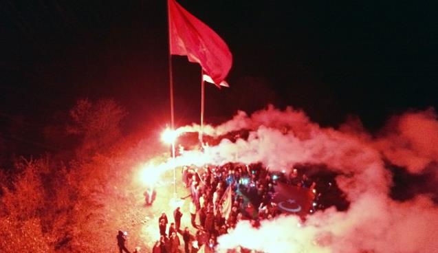 Cumhuriyet Bayramı’nda köylerine 5 metrelik bayrak astılar