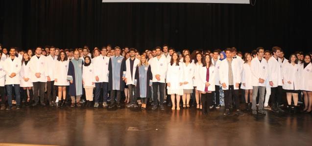 Tıp fakültesi öğrencileri beyaz önlüklerini giydi