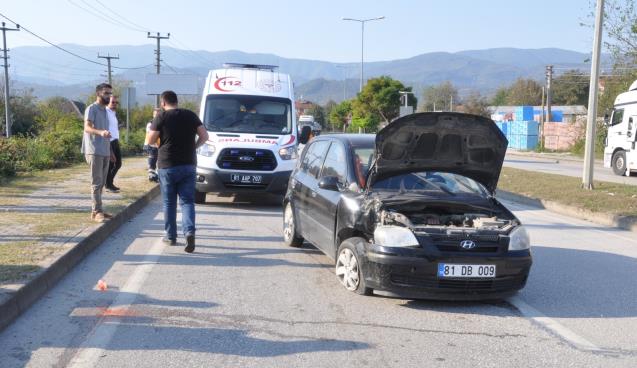 Karşı şeride geçti, ağaca çarparak durabildi