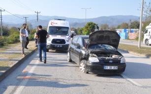 Karşı şeride geçti, ağaca çarparak durabildi