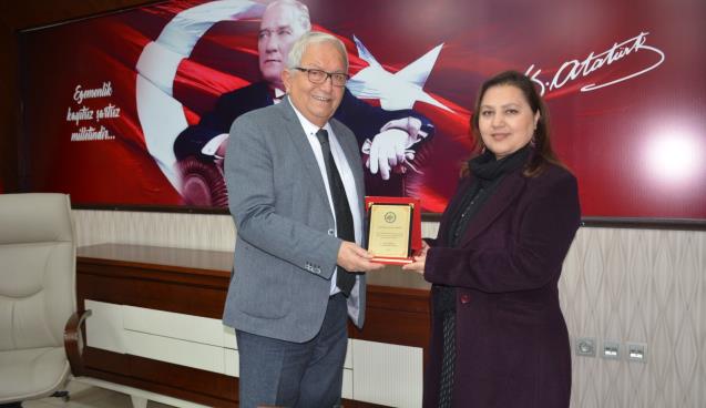 POSBIYIK’TAN RESSAM MEMNUNE AKYÜZ’E PLAKET