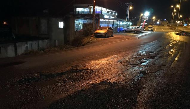 Yolda oluşan çukur araçların lastiklerini patlattı