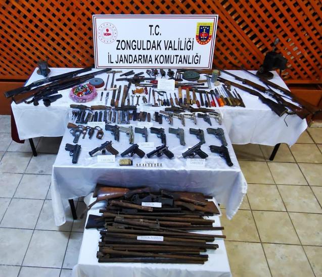 Barakadan cephane çıktı