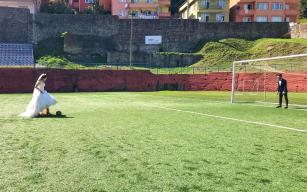 Düğün sonrası yeşil sahaya koştular 