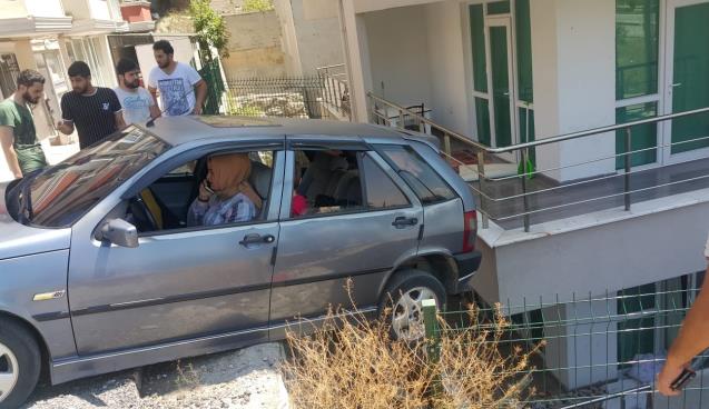  Otomobil askıda kaldı, içindekileri vatandaşlar kurtardı
