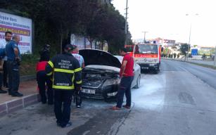 Seyir halindeki otomobilin motor kısmında yangın çıktı 