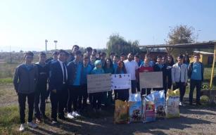 Harçlıkları ile barınaktaki hayvanları beslediler..