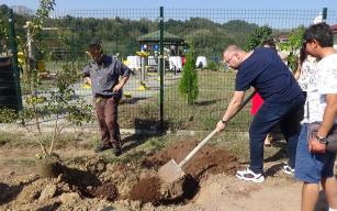 Yaşamak bir ağaç gibi tek ve hür, orman gibi kardeşcesine…