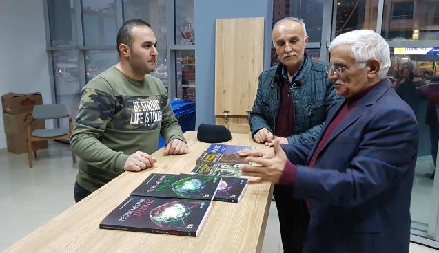 Evinin camından görünce kitaplarını hediye etti