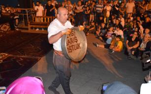 SIRA GECESİNDE DE "SEVGİ BARIŞ DOSTLUK"