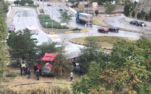 Yoldan çıkan tır otomobilleri biçti..