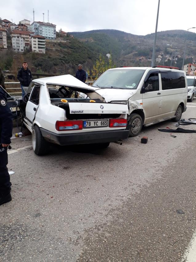 Hurdaya dönen otomobilin sürücüsü ölümden döndü